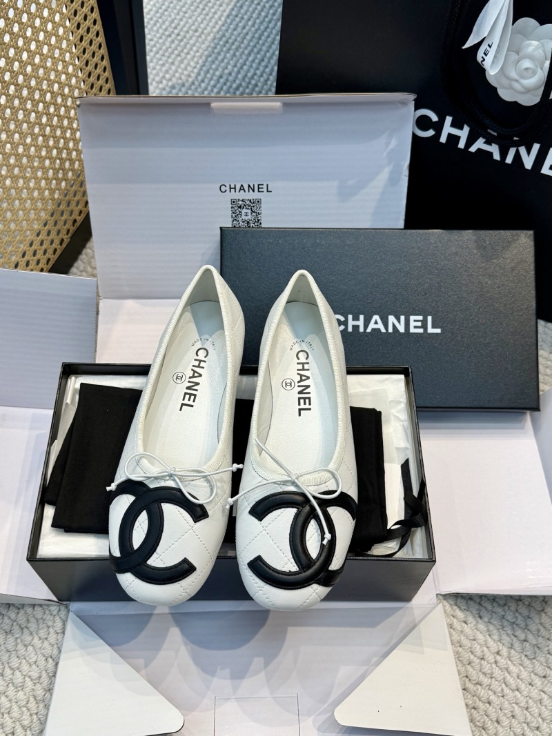 Белые женские балетки с крупным декором на мыске Chanel