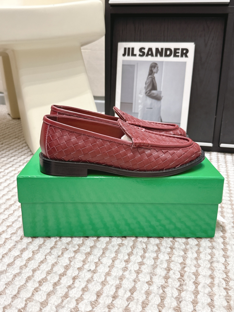 Женские плетёные лоферы Bottega Veneta цвета бордо