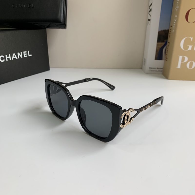 Солнцезащитные очки Chanel черные с декором