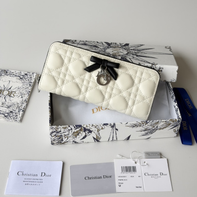 Кошелек Christian Dior со стеганой отделкой и бантом