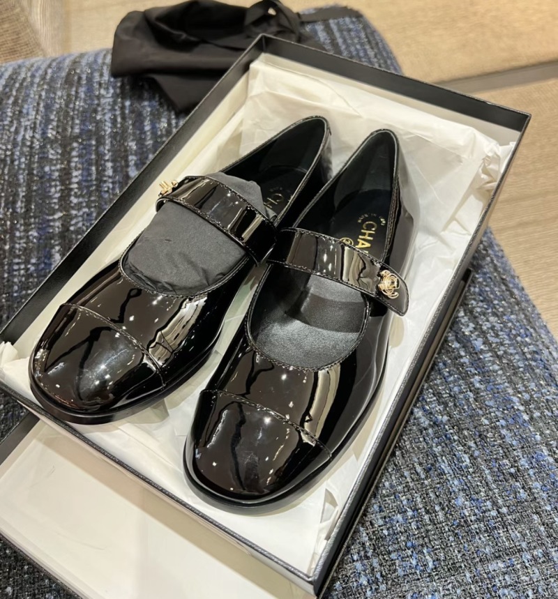 Черные туфли Mary Jane с декоративной пряжкой Chanel