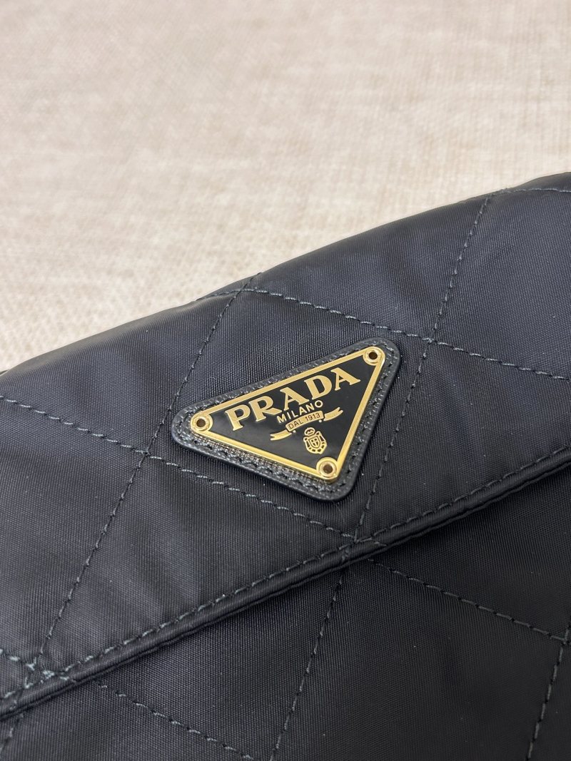 Черная сумка кросс-боди с декоративной цепью Prada