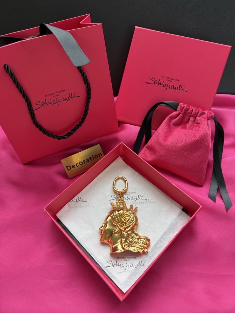 Кулон в виде профиля женщины Schiaparelli