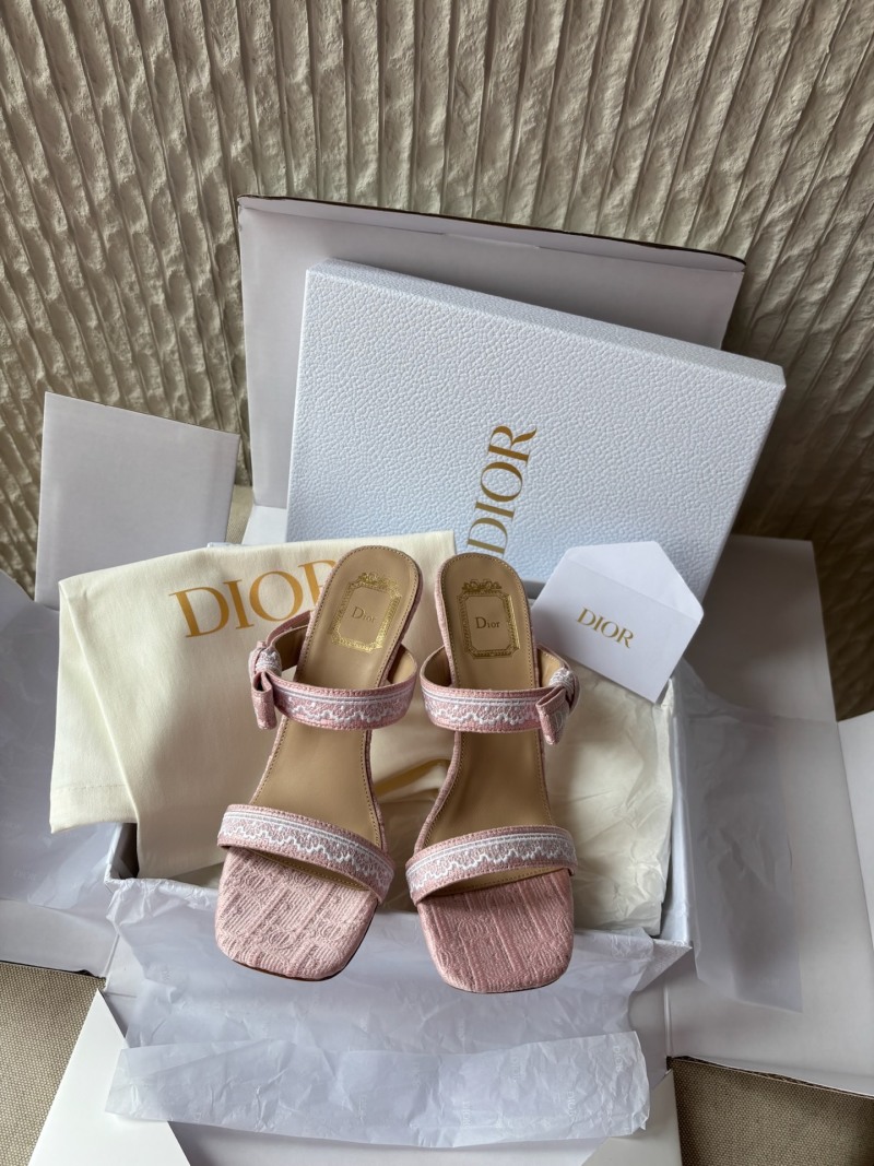 Женские туфли Dior с цветочной вышивкой