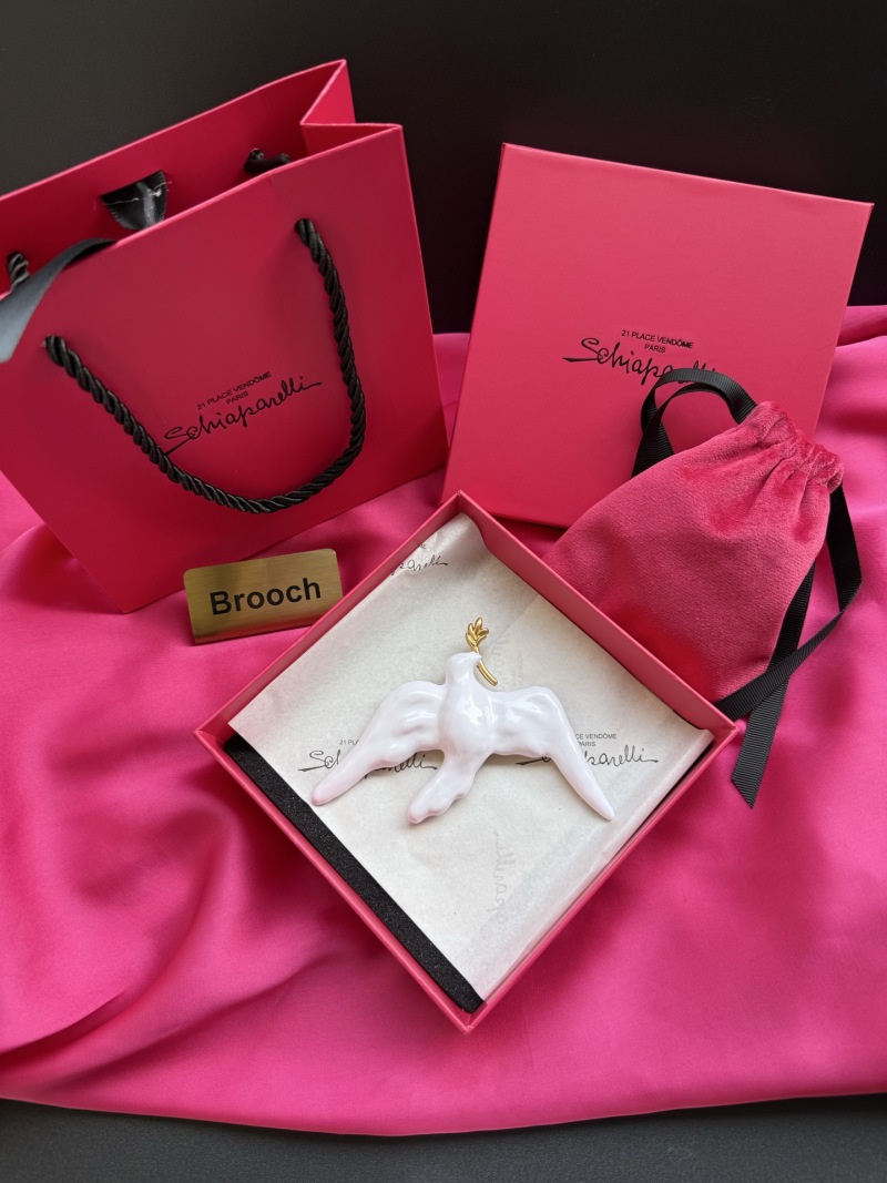 Брошь в виде птицы Schiaparelli