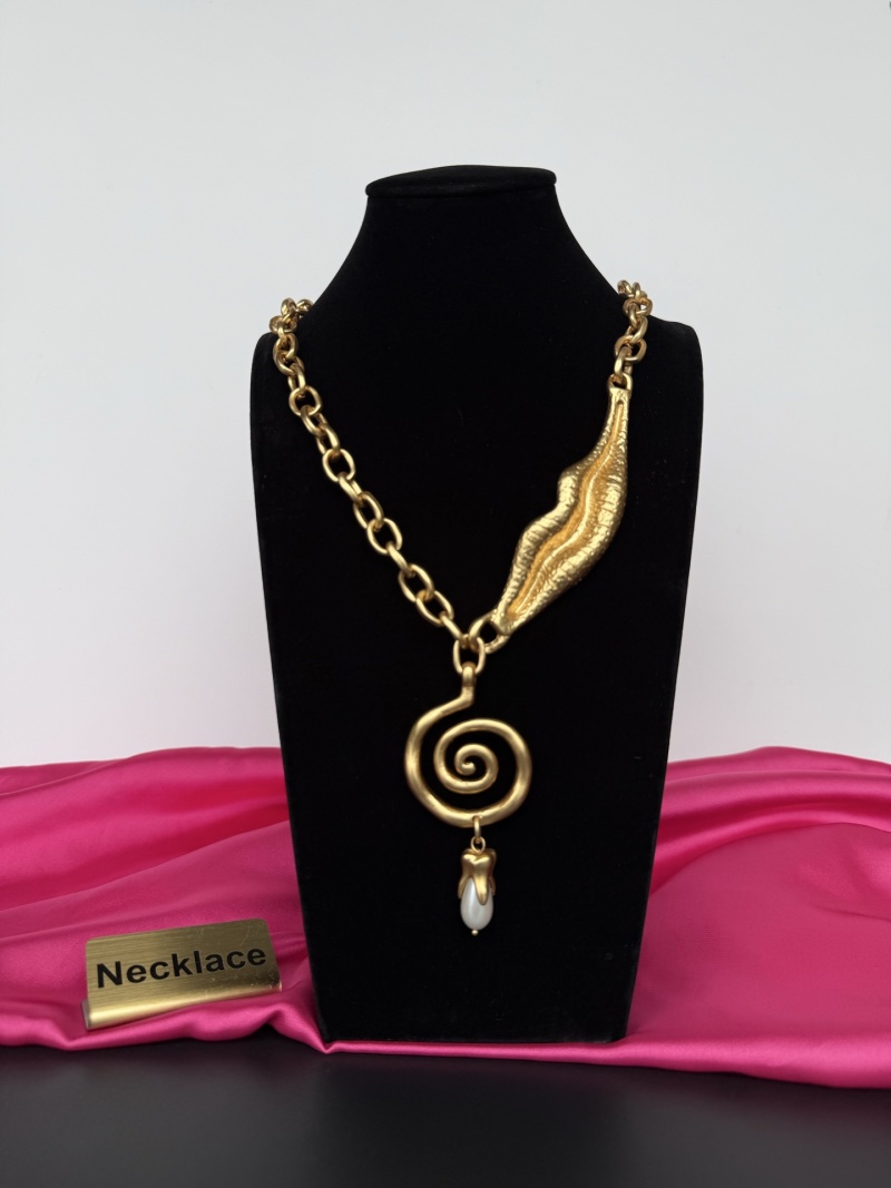 Нательное украшение с подвеской в виде губ Schiaparelli