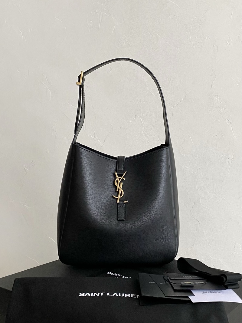 Черная сумка YSL с золотой фурнитурой Saint Laurent
