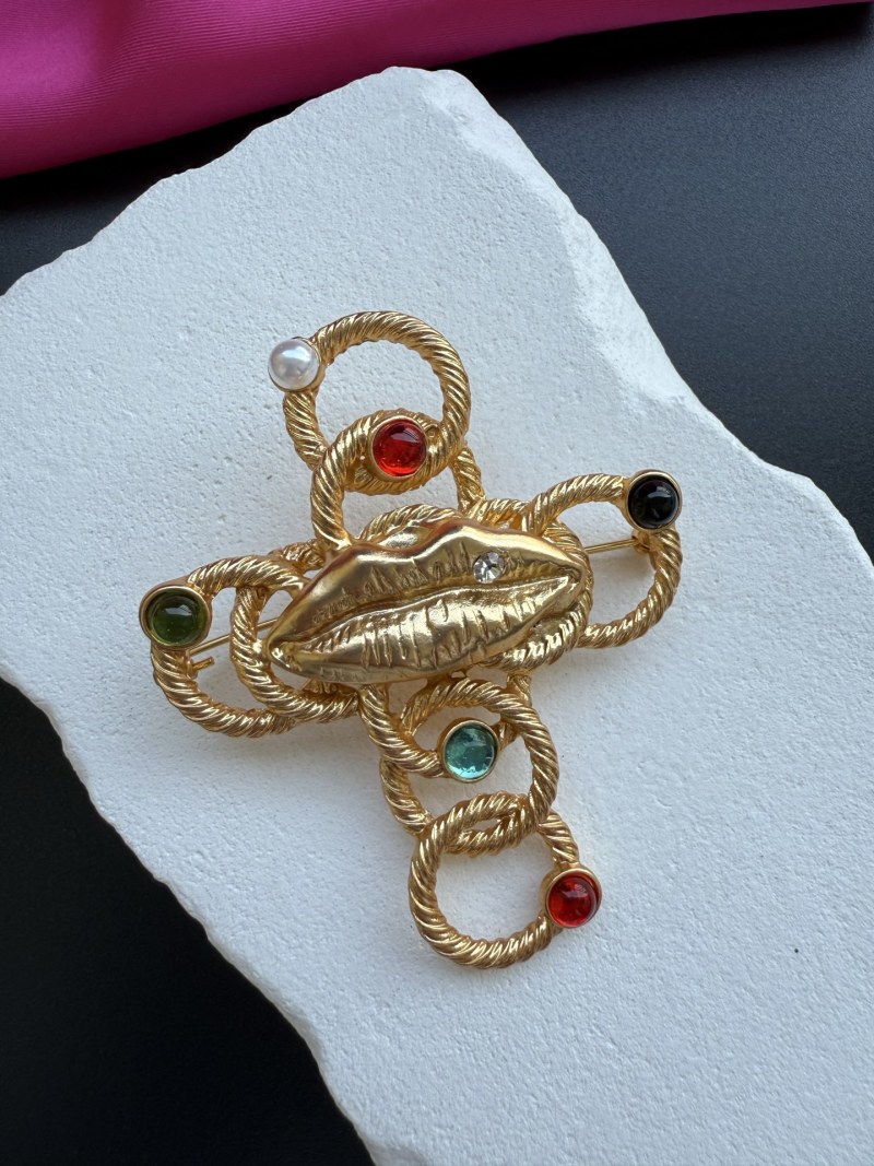 Брошь Schiaparelli
