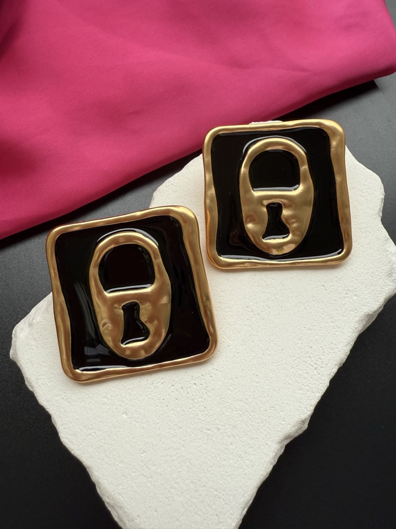 Серьги в форме замка Schiaparelli