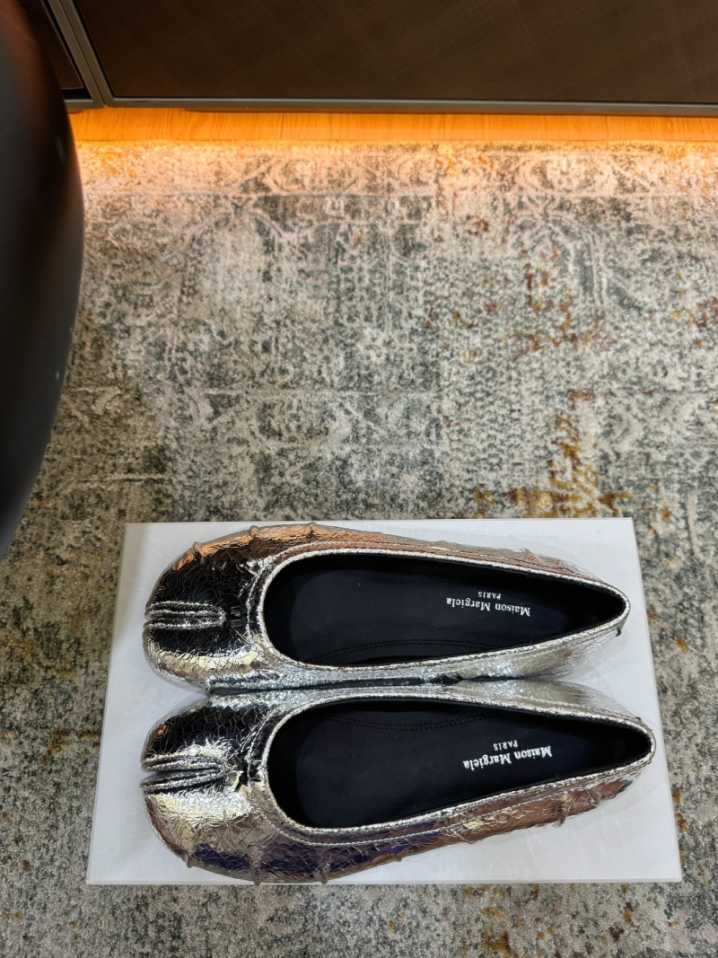 Женские серебряные балетки Maison Margiela с эффектом змеиной кожи и разделенным носком