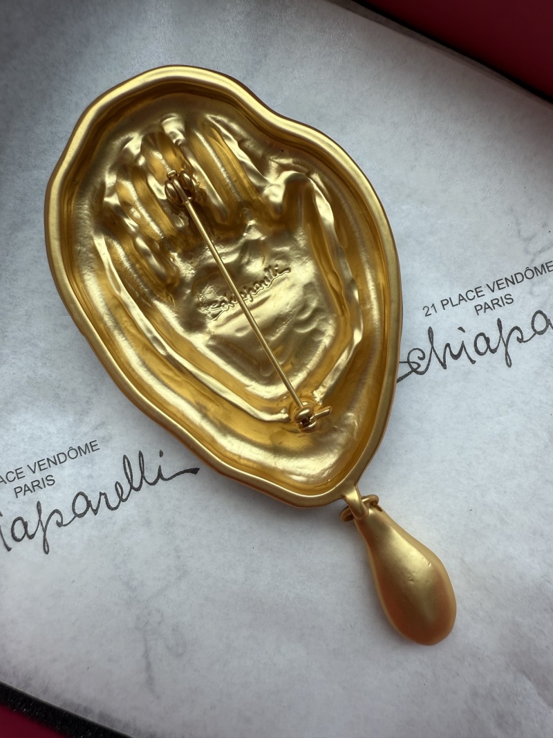 Брошь Schiaparelli в виде руки с золотым оттенком