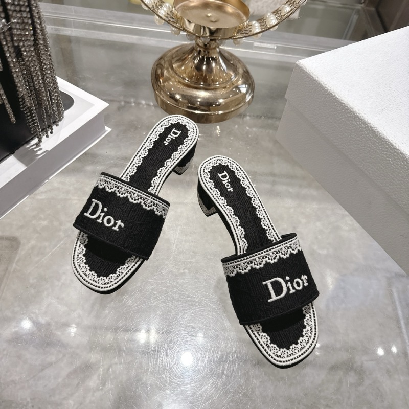 Сандалии Dior с вышивкой и кружевной окантовкой
