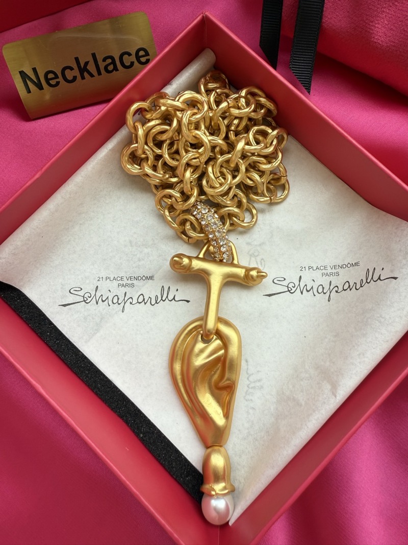 Золотистое колье с подвеской в виде уха Schiaparelli