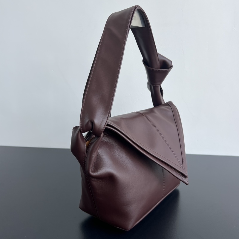 Сумка Bottega Veneta Sawyer из гладкой кожи