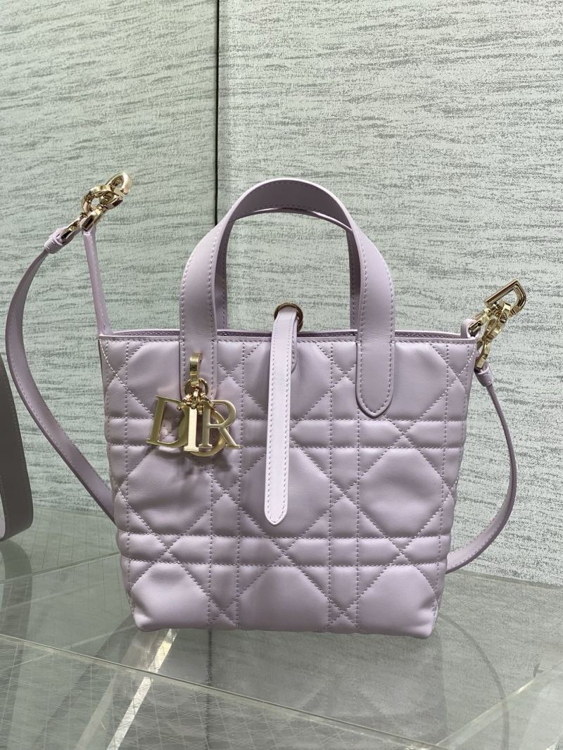 Сумка Dior с крестообразной вышивкой