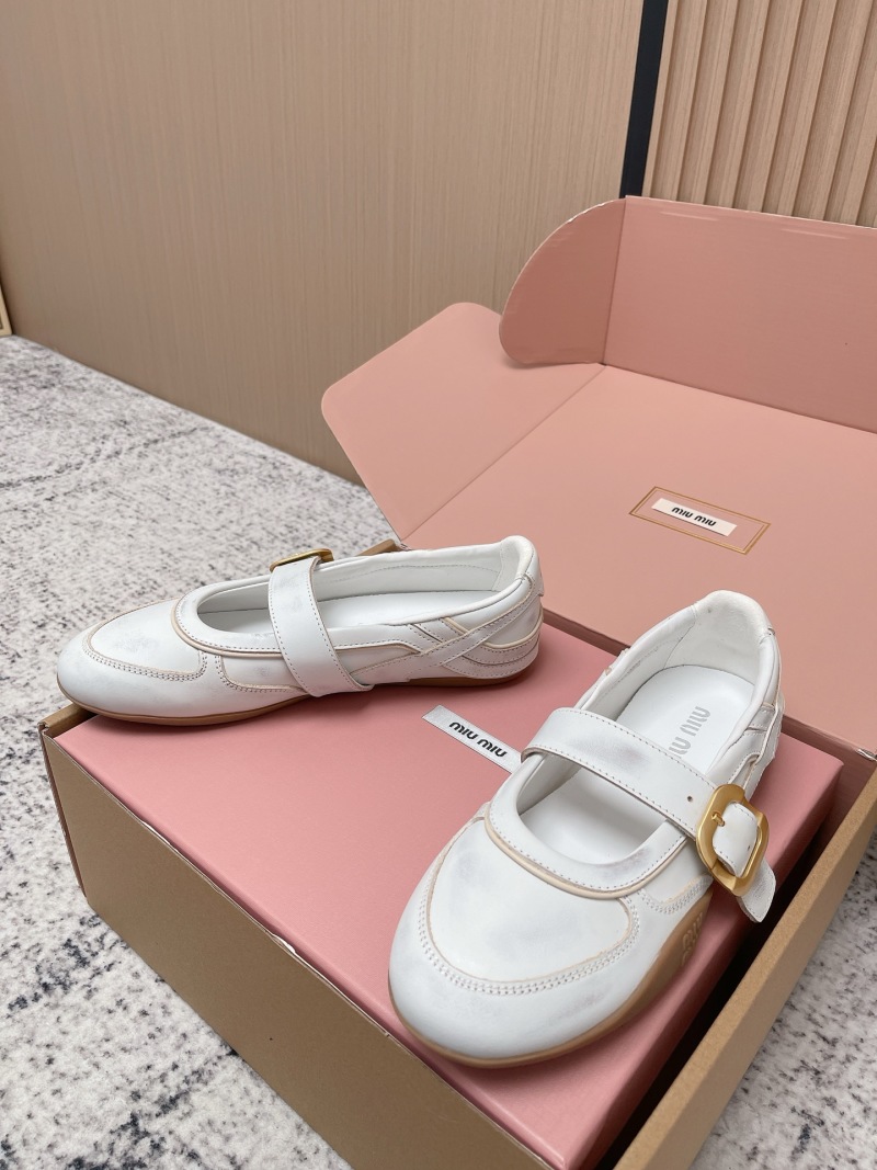 Женские балетки белого цвета с декоративной пряжкой Miu Miu