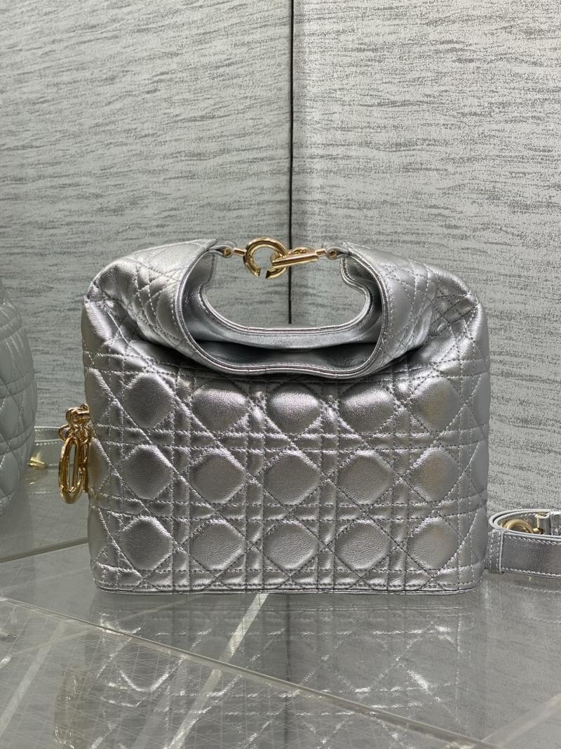 Сумка Dior серебристая с ручкой