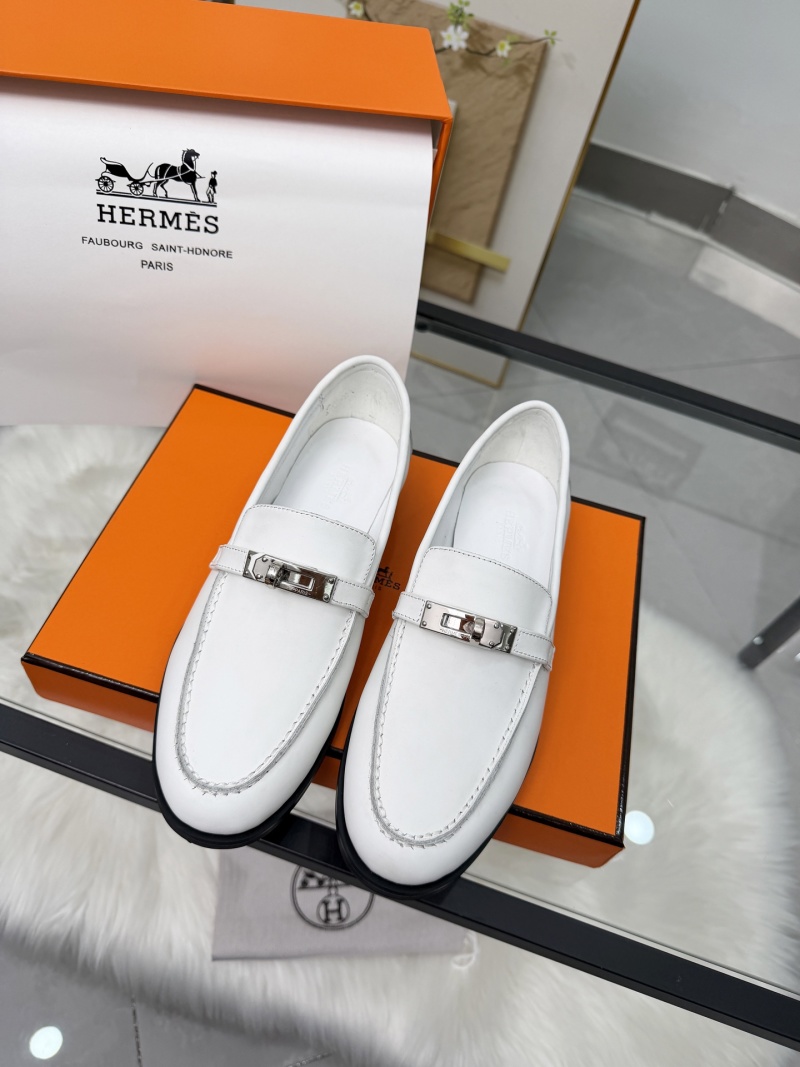 Белые замшевые лоферы с металлической фурнитурой Hermès