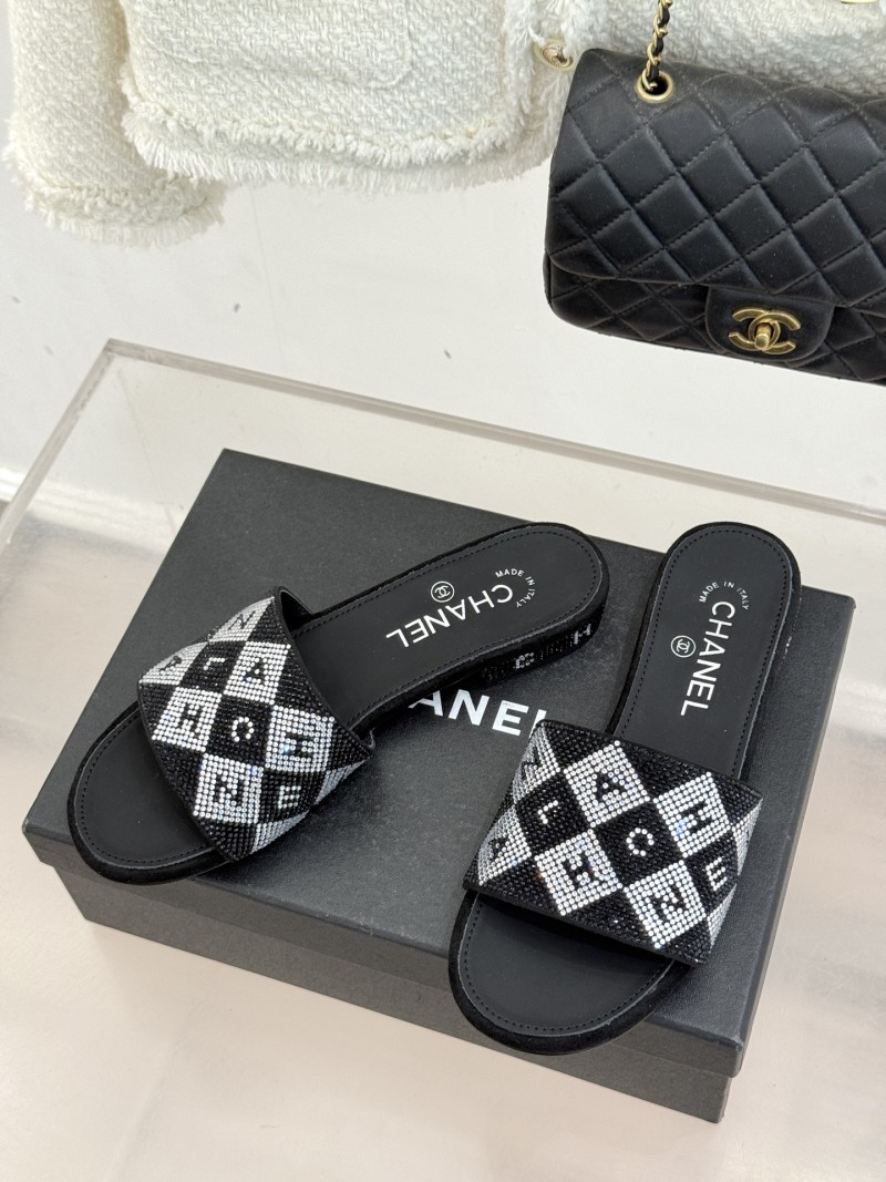 Женские шлепанцы с декором стразами Chanel