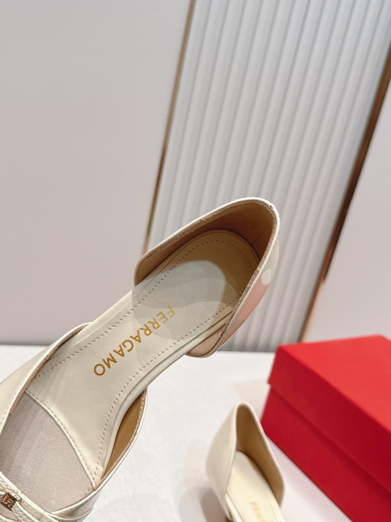 Женские туфли Salvatore Ferragamo бежевые с бантом