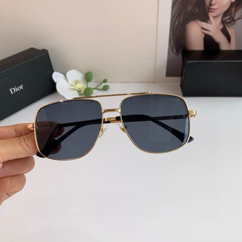 Солнечные очки Dior в золотой оправе квадратной формы