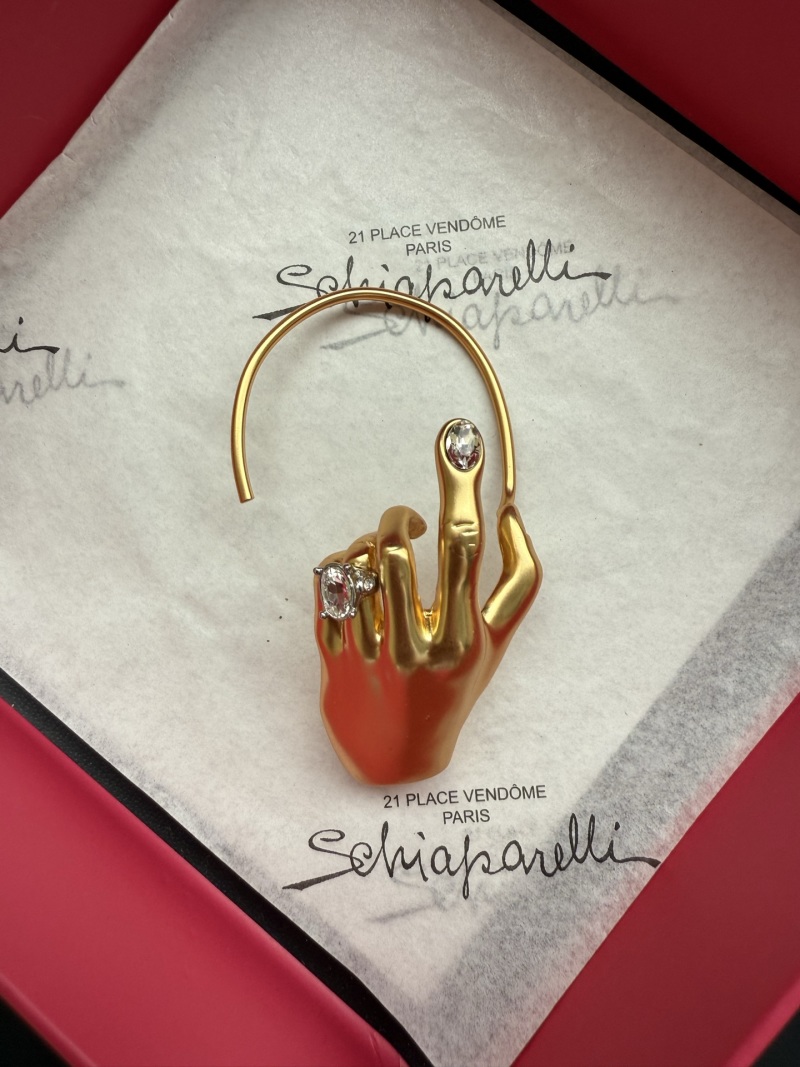 Брошь в виде руки с кольцом Schiaparelli
