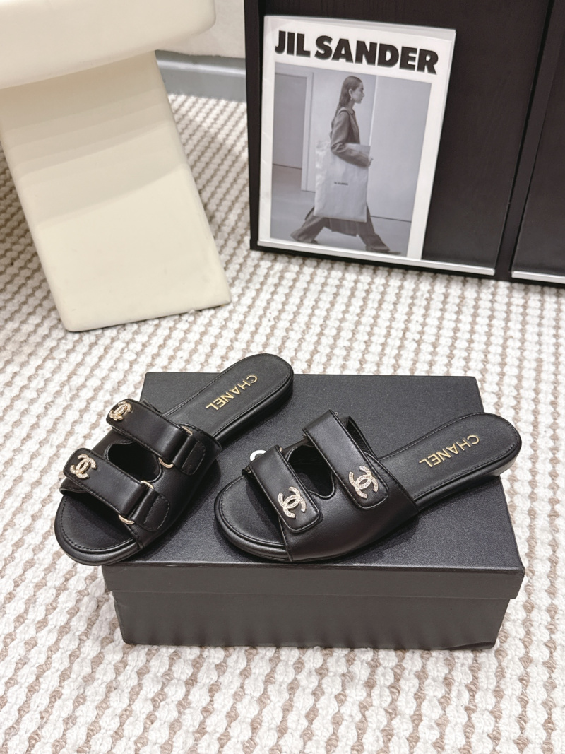 Классические женские мюли Chanel с металлической фурнитурой
