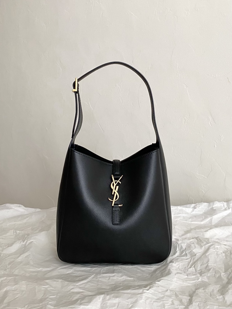 Черная сумка YSL с золотой фурнитурой Saint Laurent