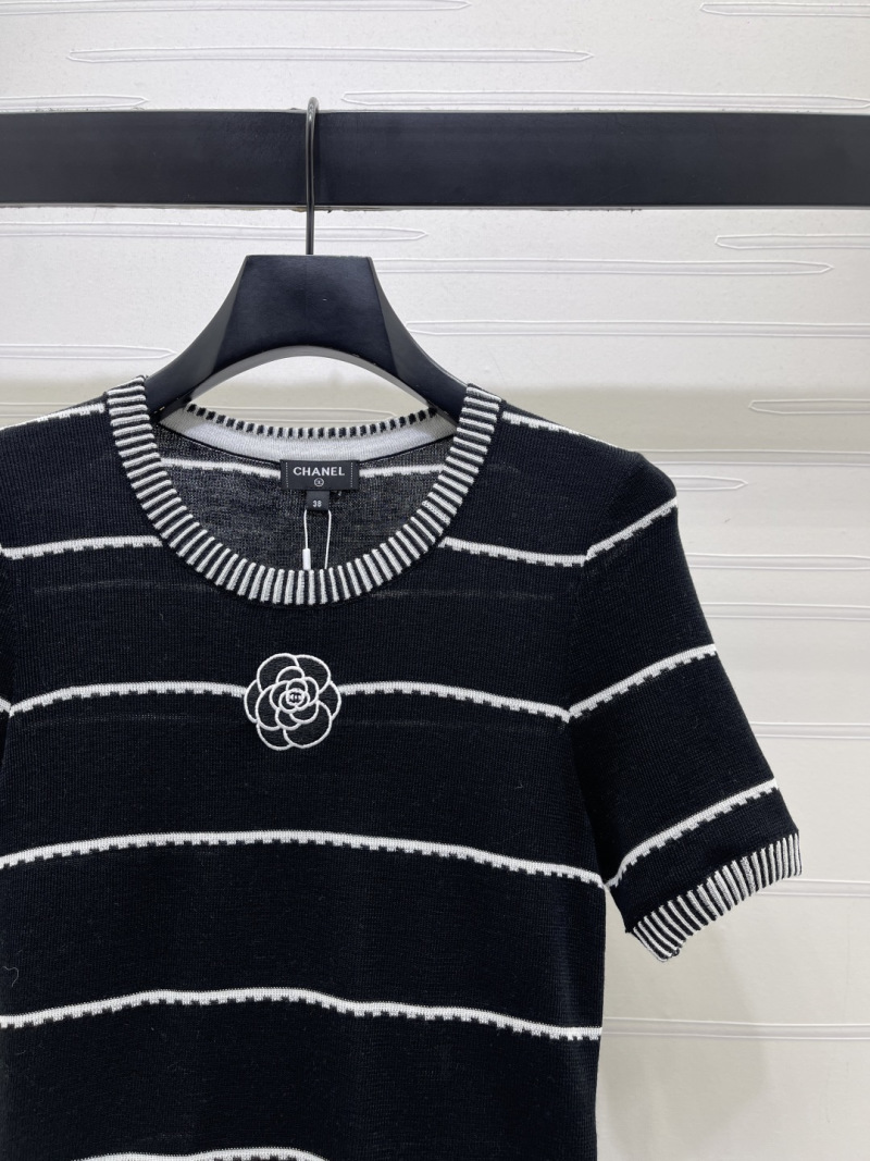 Женская вязаная футболка в полоску с вышивкой Chanel