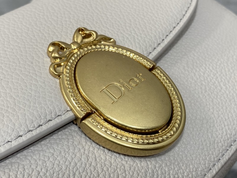 Сумка Dior с золотой фурнитурой