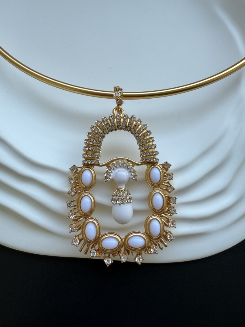 Колье с подвеской в виде замка Schiaparelli