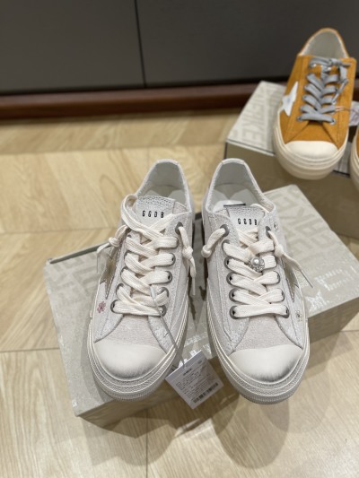 Женские кеды Golden Goose V-Star с эффектом потертости