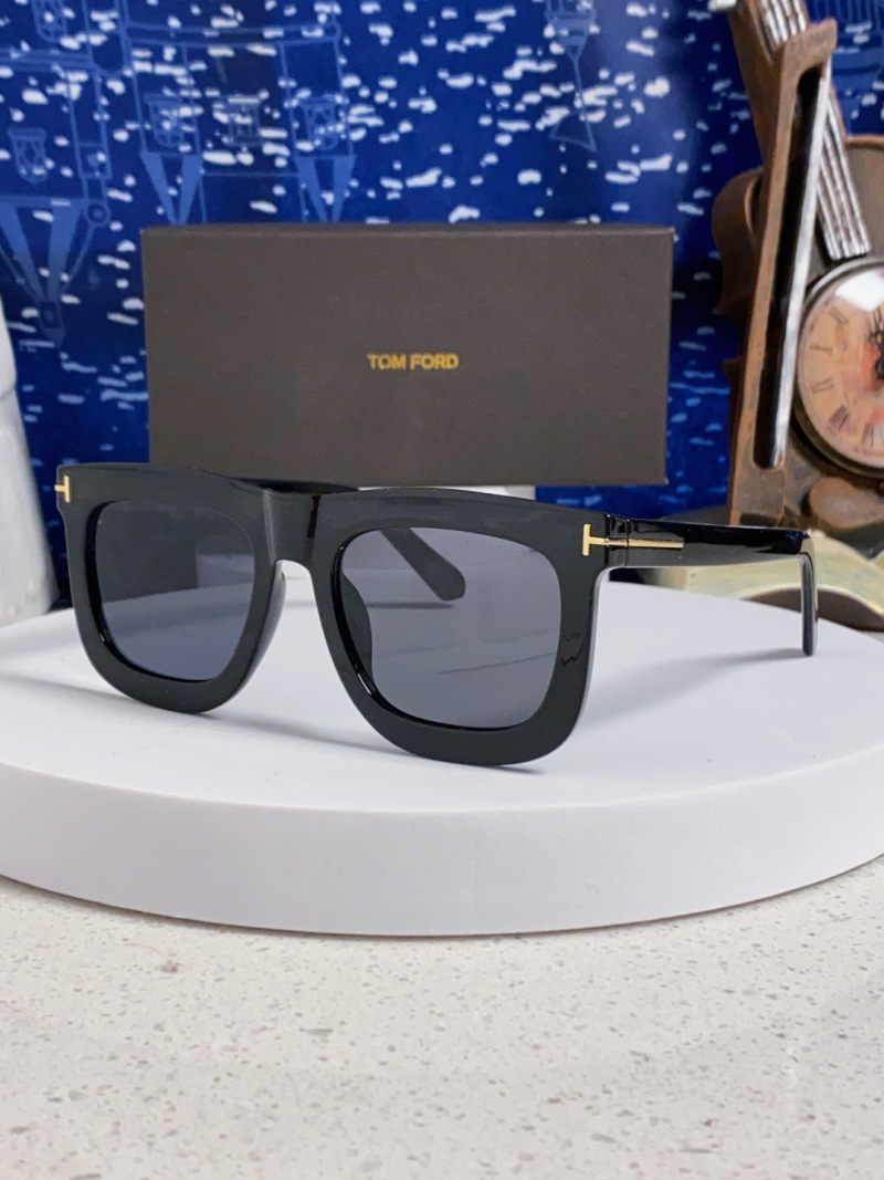 Солнцезащитные очки Tom Ford черные