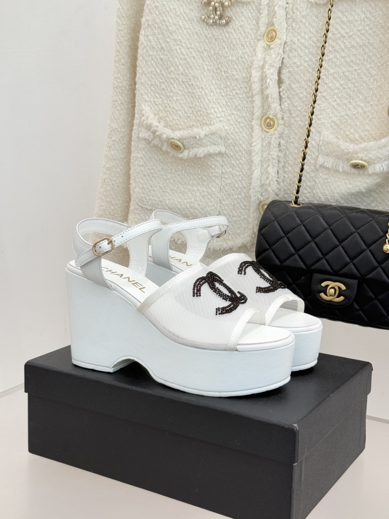 Женские белые босоножки на платформе с бисерной отделкой Chanel