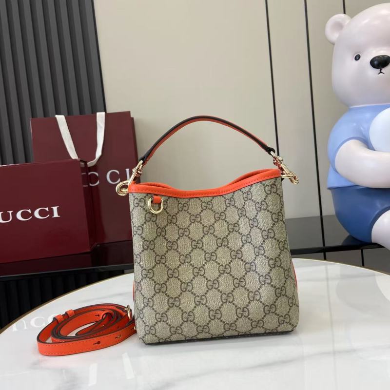 Сумка Gucci с монограммой и оранжевыми вставками