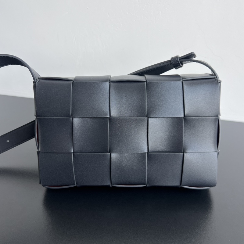 Черная плетеная сумка через плечо Bottega Veneta