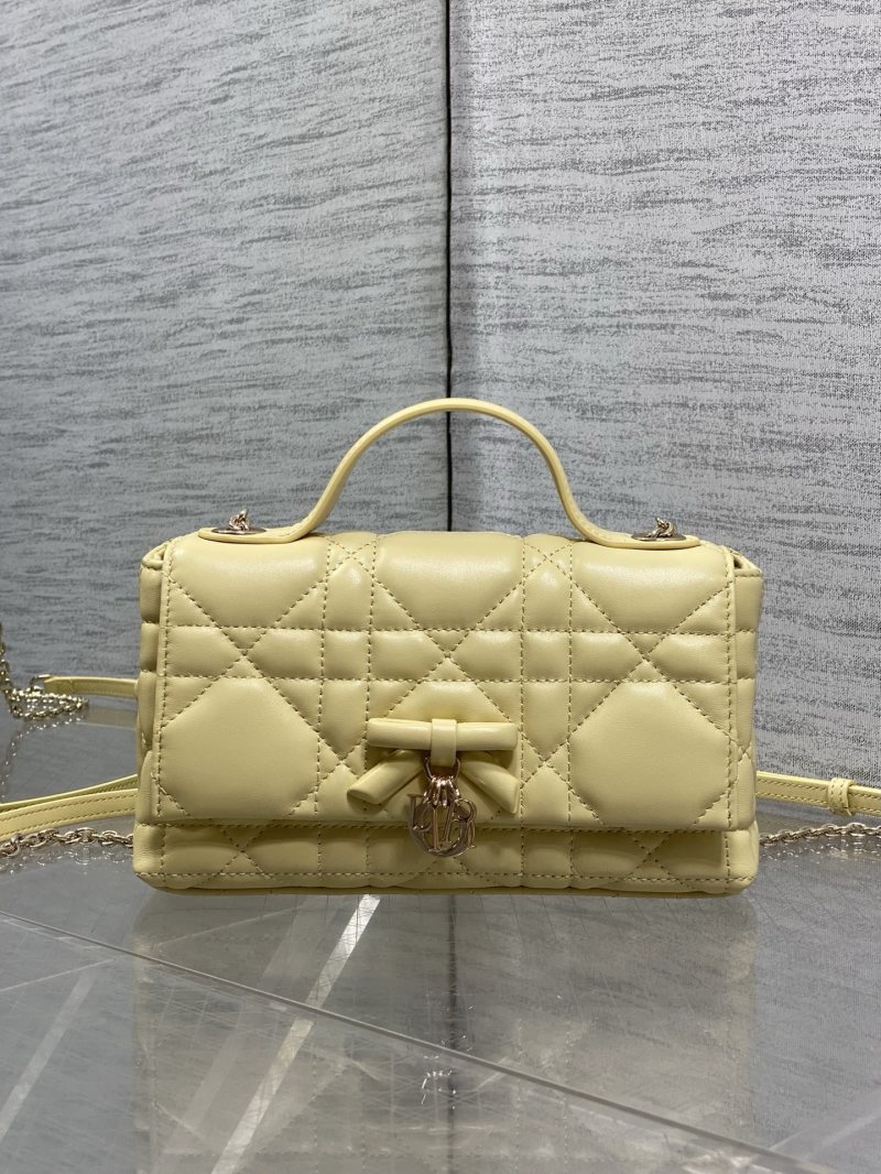 Желтая сумка Dior с ручкой и цепью