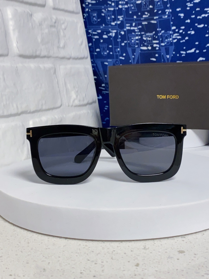 Солнцезащитные очки Tom Ford черные