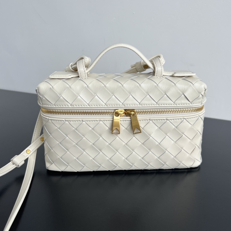 Плетеная косметичка Bottega Veneta