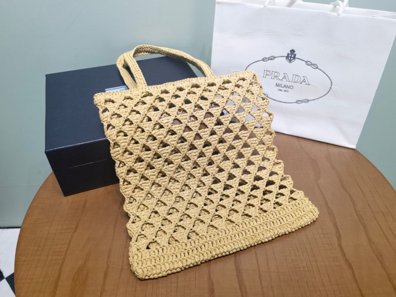 Тот-баг Prada с кружевной вязкой