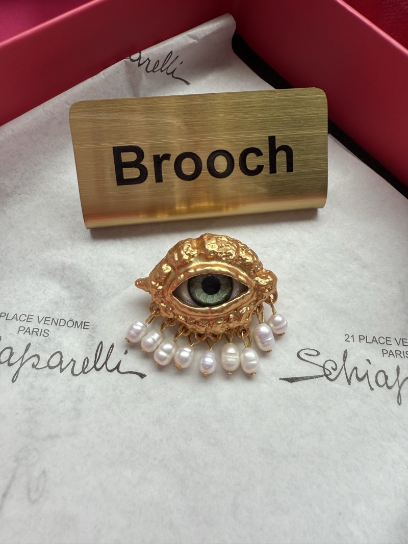 Брошь в виде глаза с жемчугом Schiaparelli