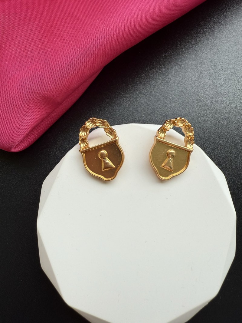 Серьги в форме замка Schiaparelli