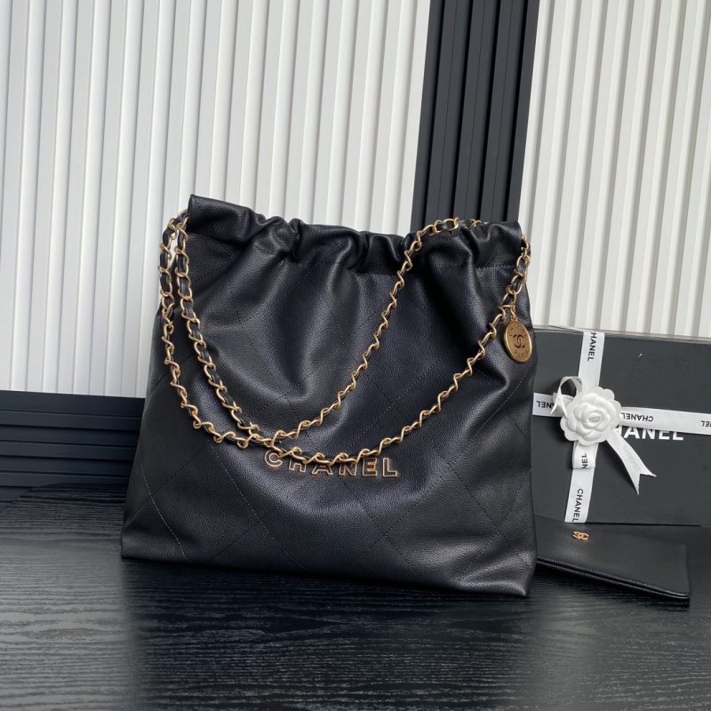 Сумка женская черная с золотой цепью и логотипом Chanel