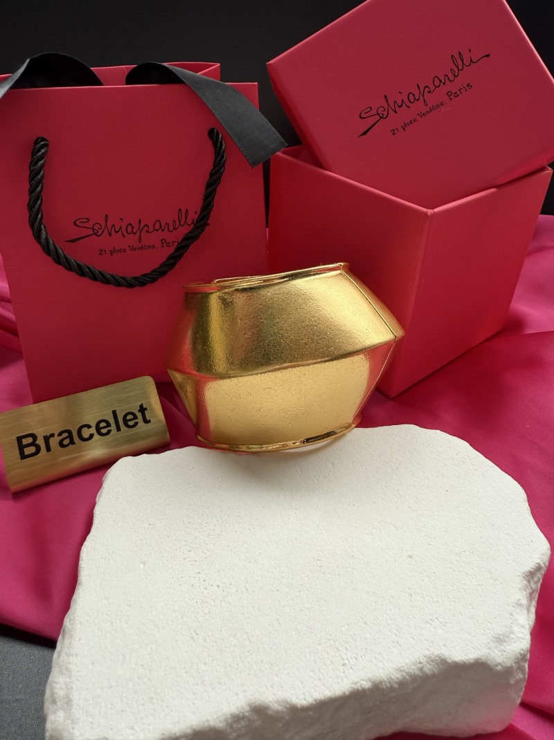 Золотистый браслет Schiaparelli