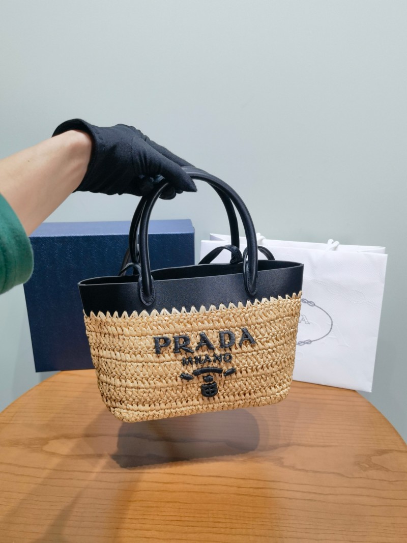 Сумка Prada из ротанга с логотипом