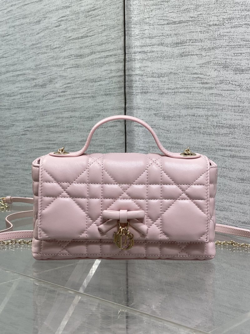 Розовая сумка Dior с ручкой и цепью