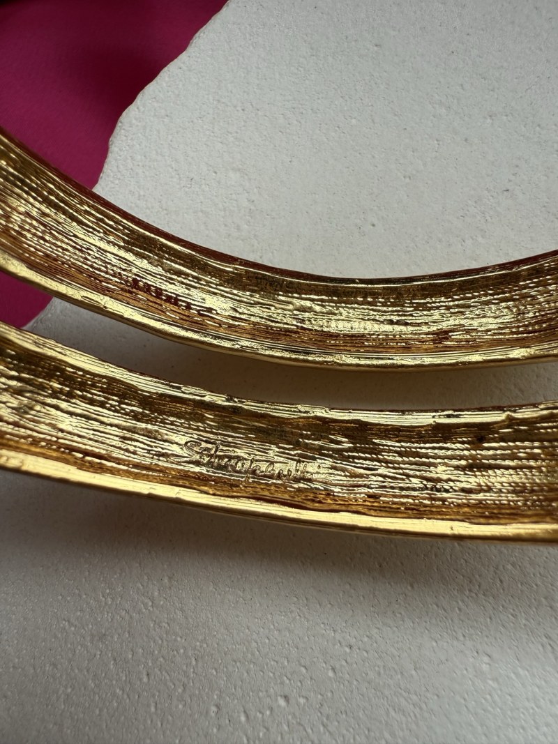 Золотистый браслет Schiaparelli