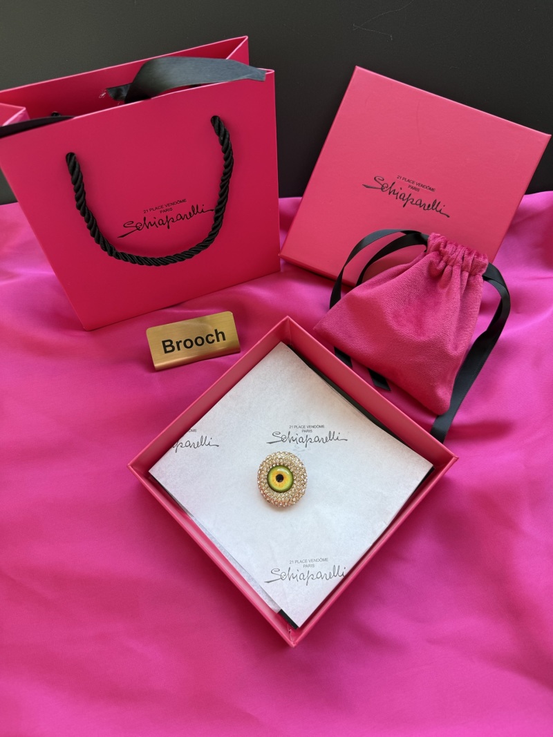 Брошь Schiaparelli с глазом