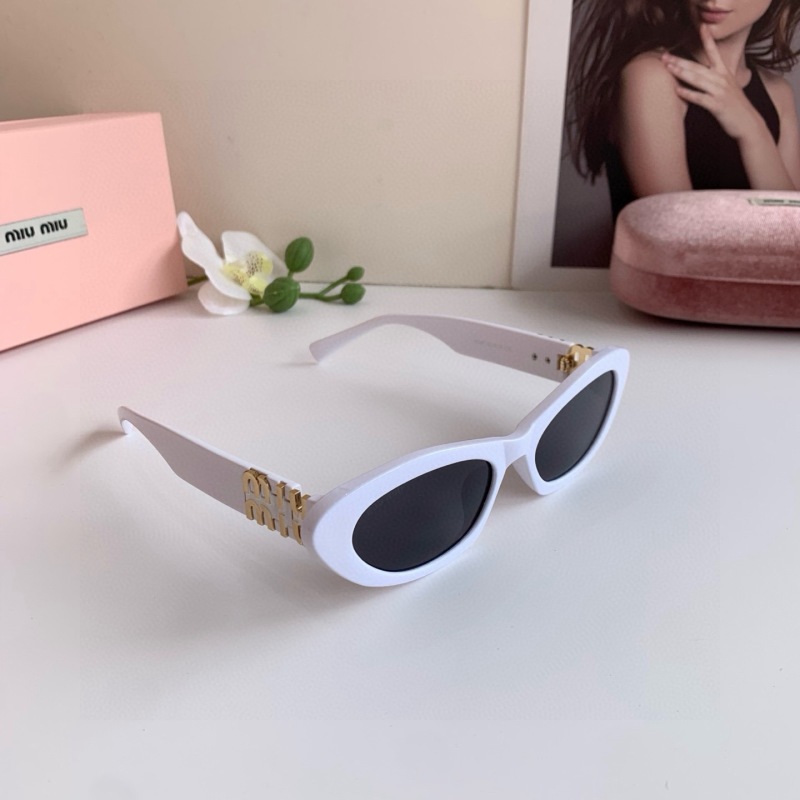 Белые женские солнцезащитные очки с золотым логотипом Miu Miu