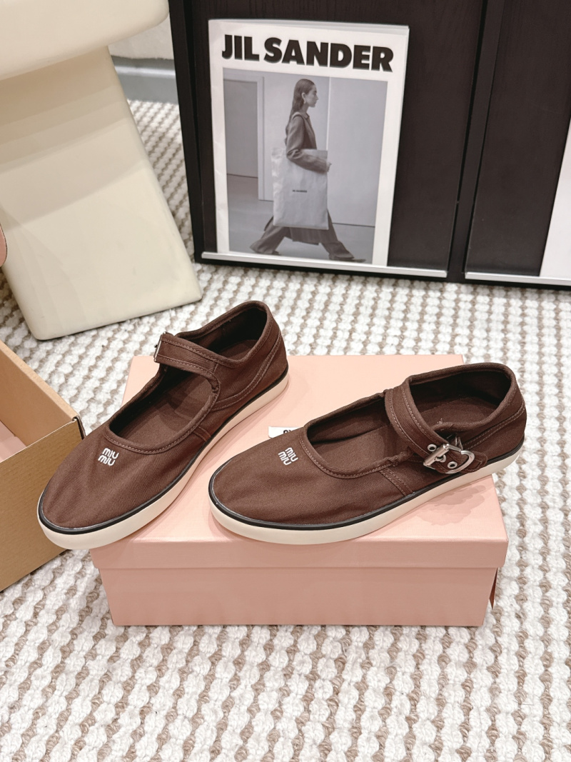 Женские тканевые туфли Miu Miu на ремешке с белыми подошвами